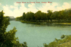 1910 postcard of the Cedar River at Central Park