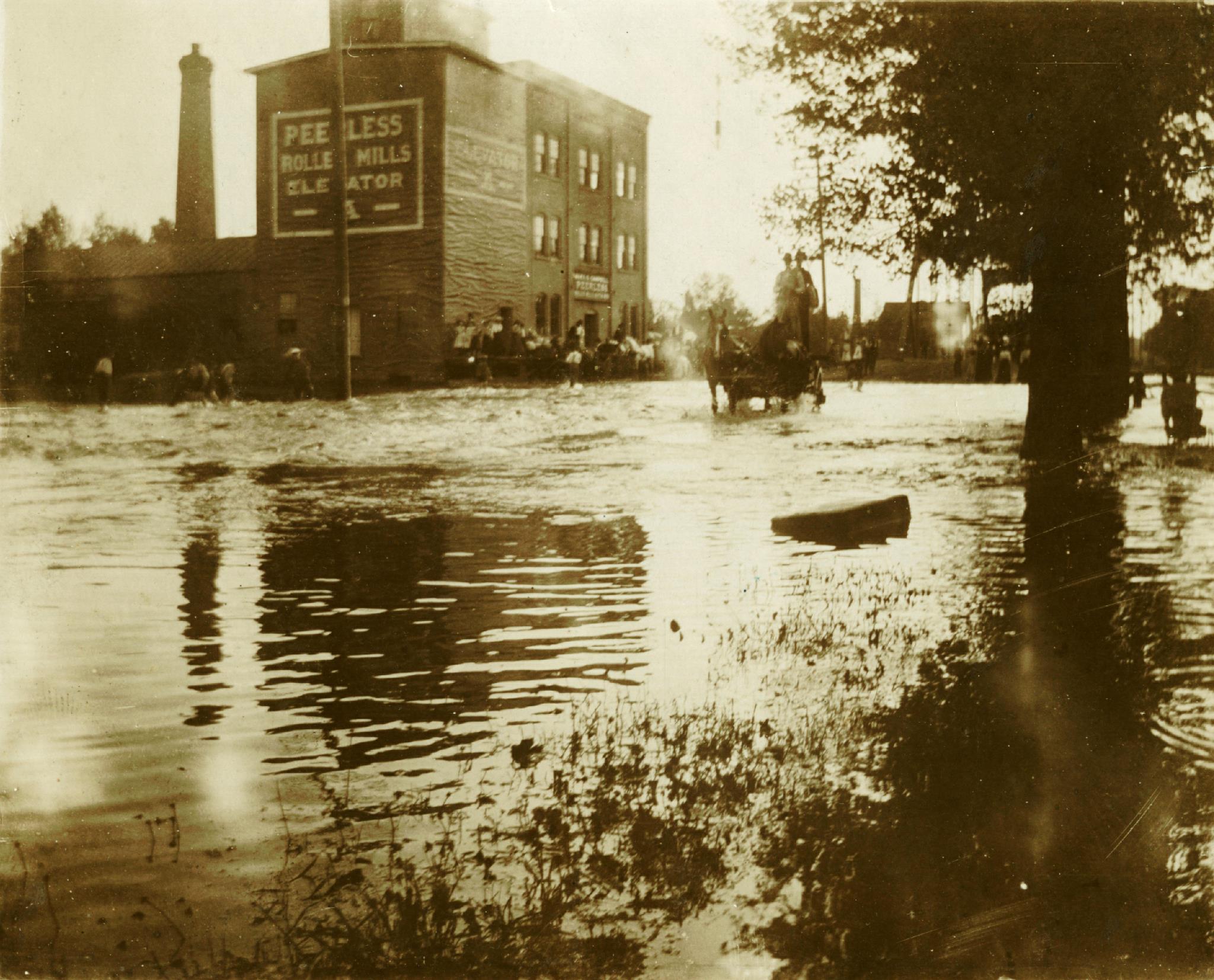 Residents-of-Austin-appear-stranded-on-the-porch-of-the-Peerless-Mill-1908-flood