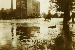 Residents-of-Austin-appear-stranded-on-the-porch-of-the-Peerless-Mill-1908-flood